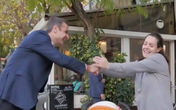 Ο Κ. Μητσοτάκης έκαψε καρδιές στην Κυψέλη: «Καλέ, τι γκόμενος είσαι εσύ»; (βίντεο)